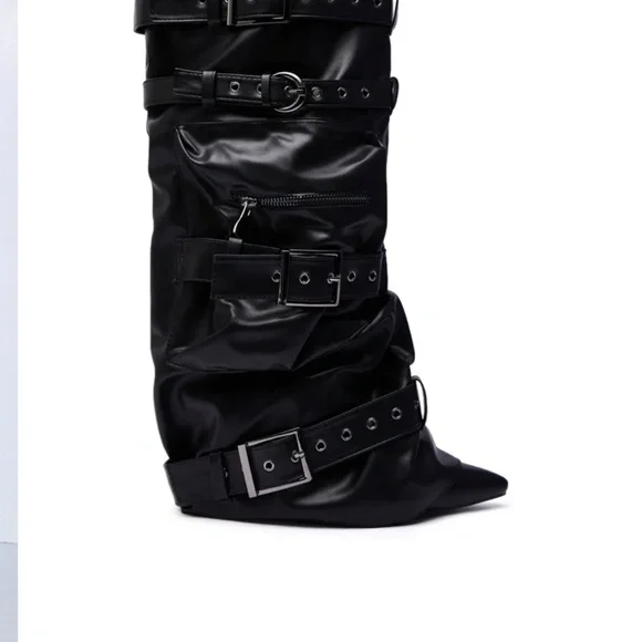 AKIRA AZALEA WANG NEMIANA BLACK BELT AND BUCKLES DETAIL BOOT Size 1010 - Picture 2 of 2